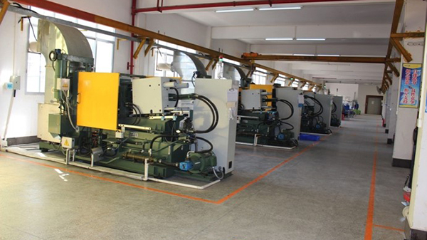 盛馬桂-壓鑄機車間